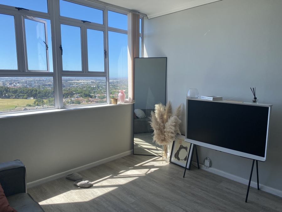1 Bedroom Property for Sale in Loevenstein Western Cape